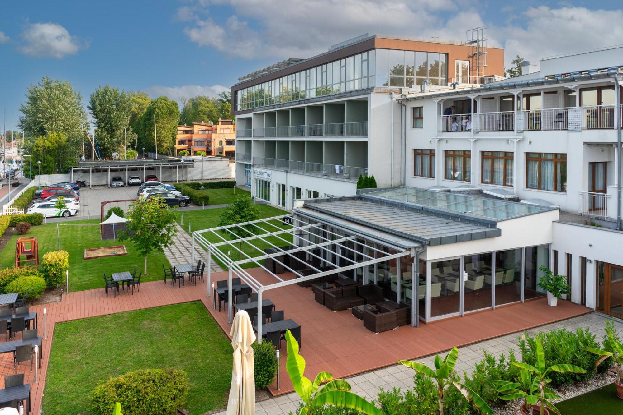 Hotel Yacht Wellness & Business Siófok Extérieur photo