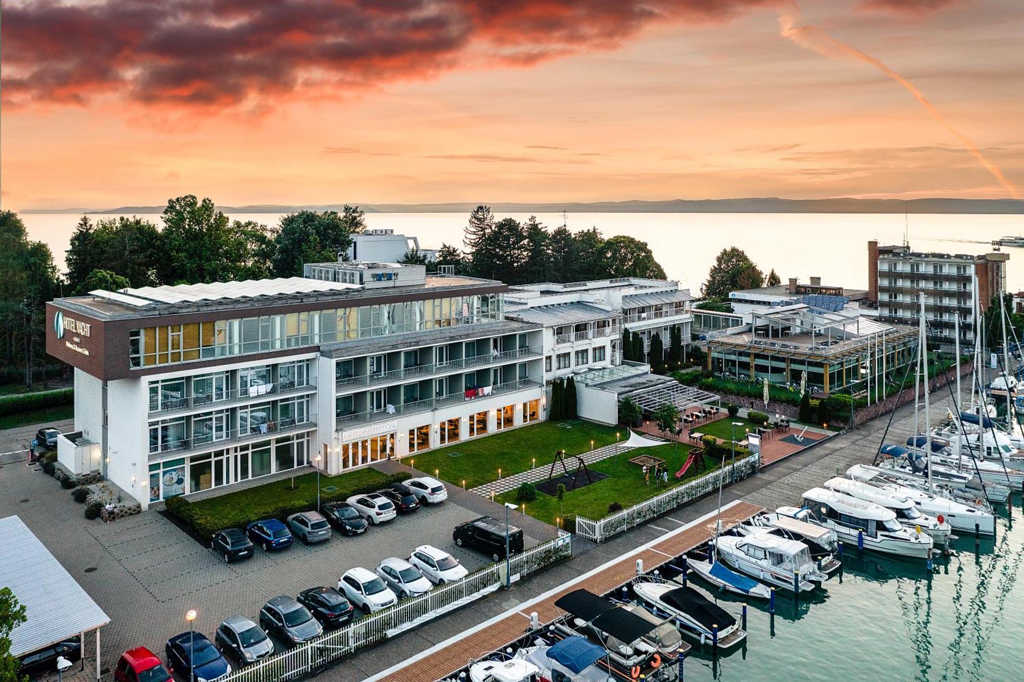Hotel Yacht Wellness & Business Siófok Extérieur photo