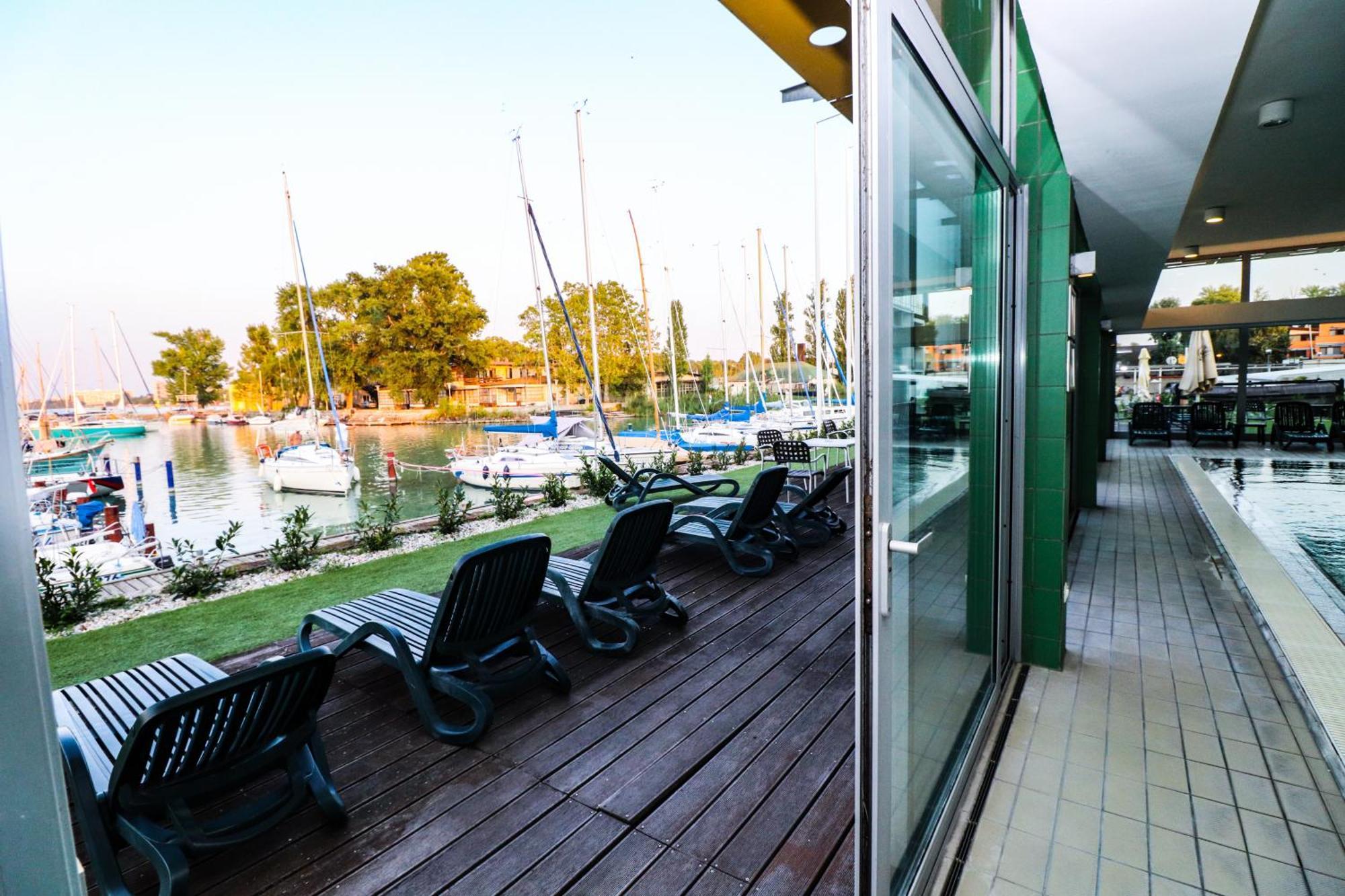 Hotel Yacht Wellness & Business Siófok Extérieur photo
