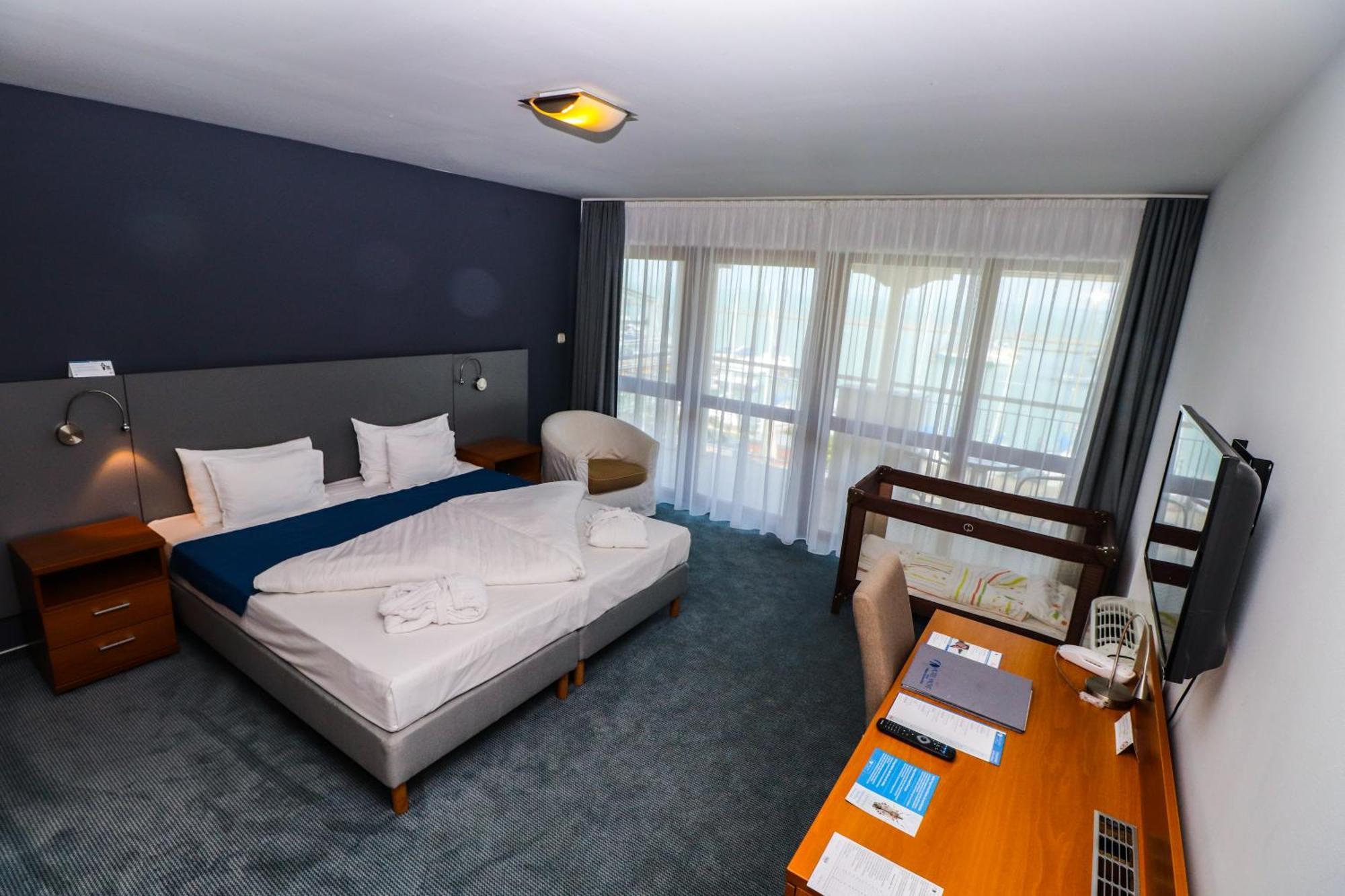 Hotel Yacht Wellness & Business Siófok Extérieur photo