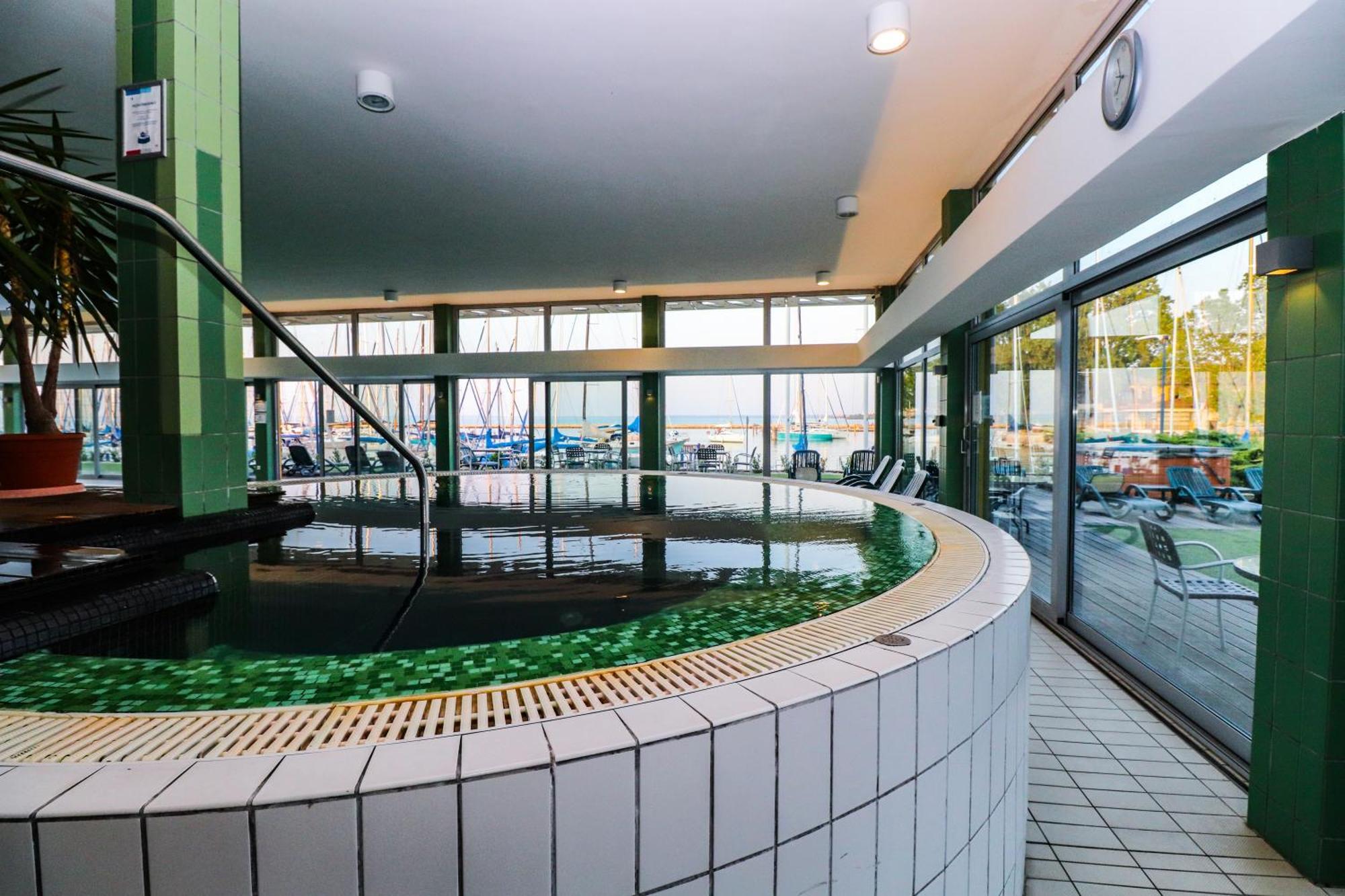 Hotel Yacht Wellness & Business Siófok Extérieur photo