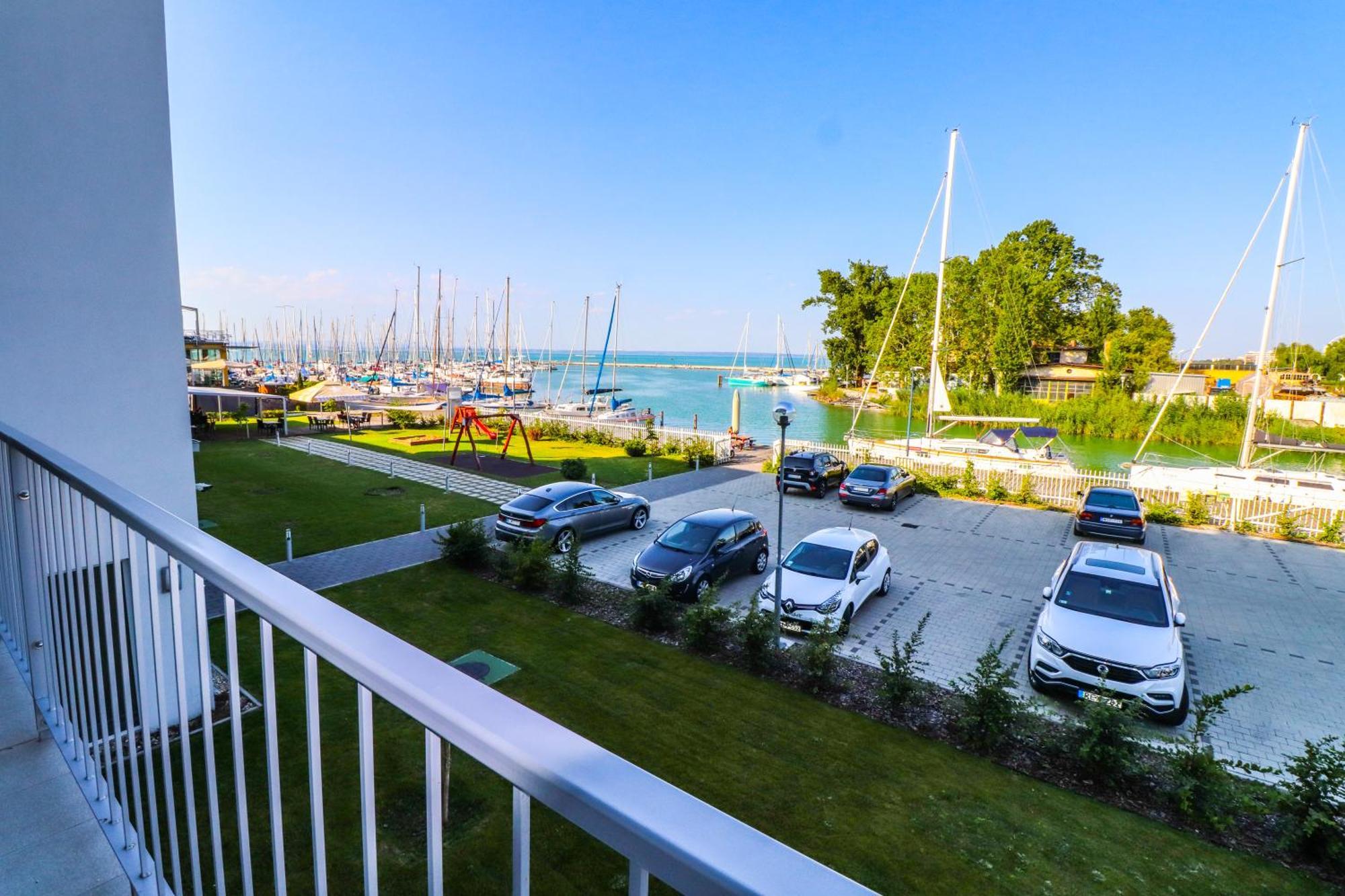 Hotel Yacht Wellness & Business Siófok Extérieur photo