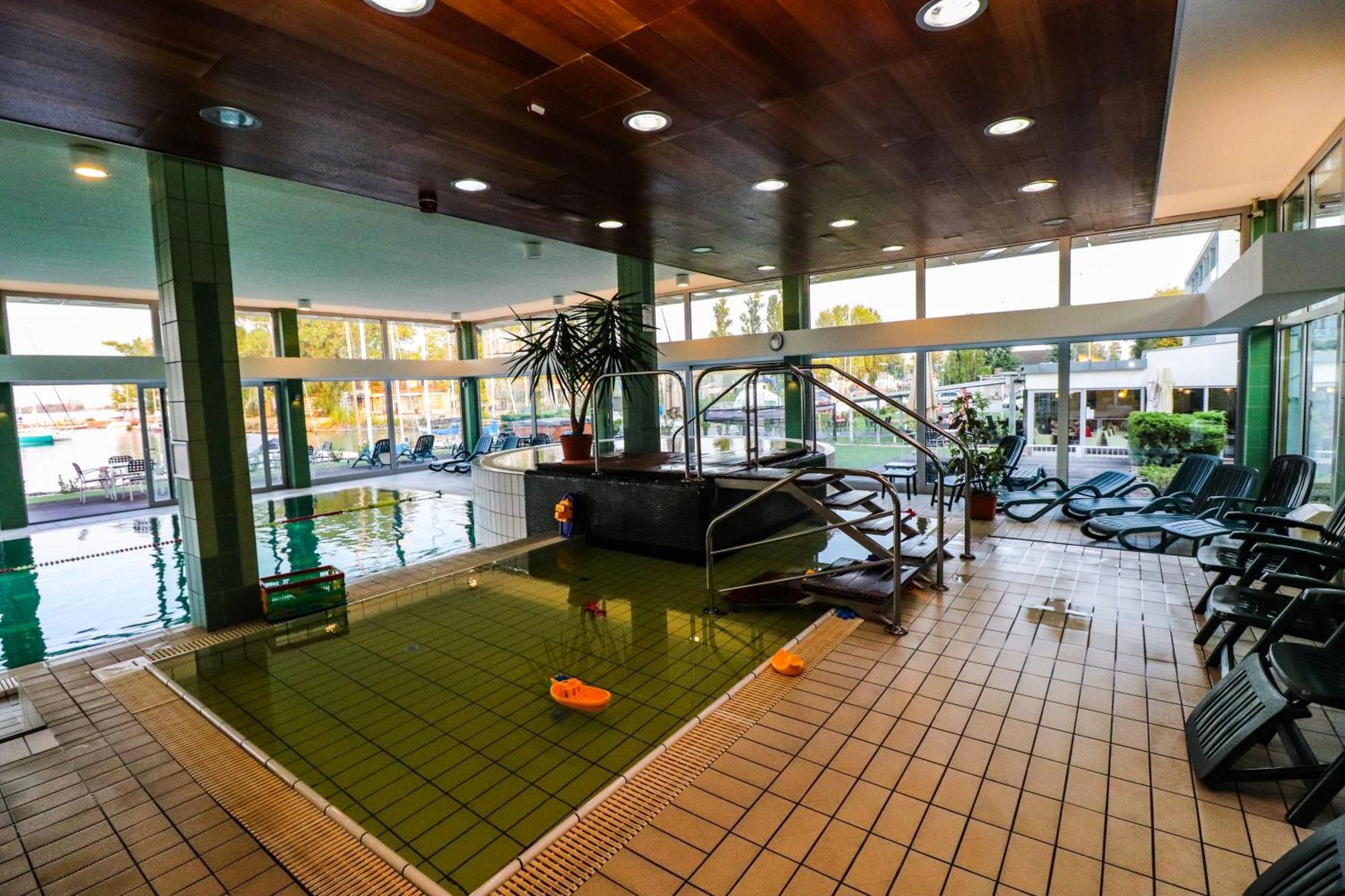 Hotel Yacht Wellness & Business Siófok Extérieur photo
