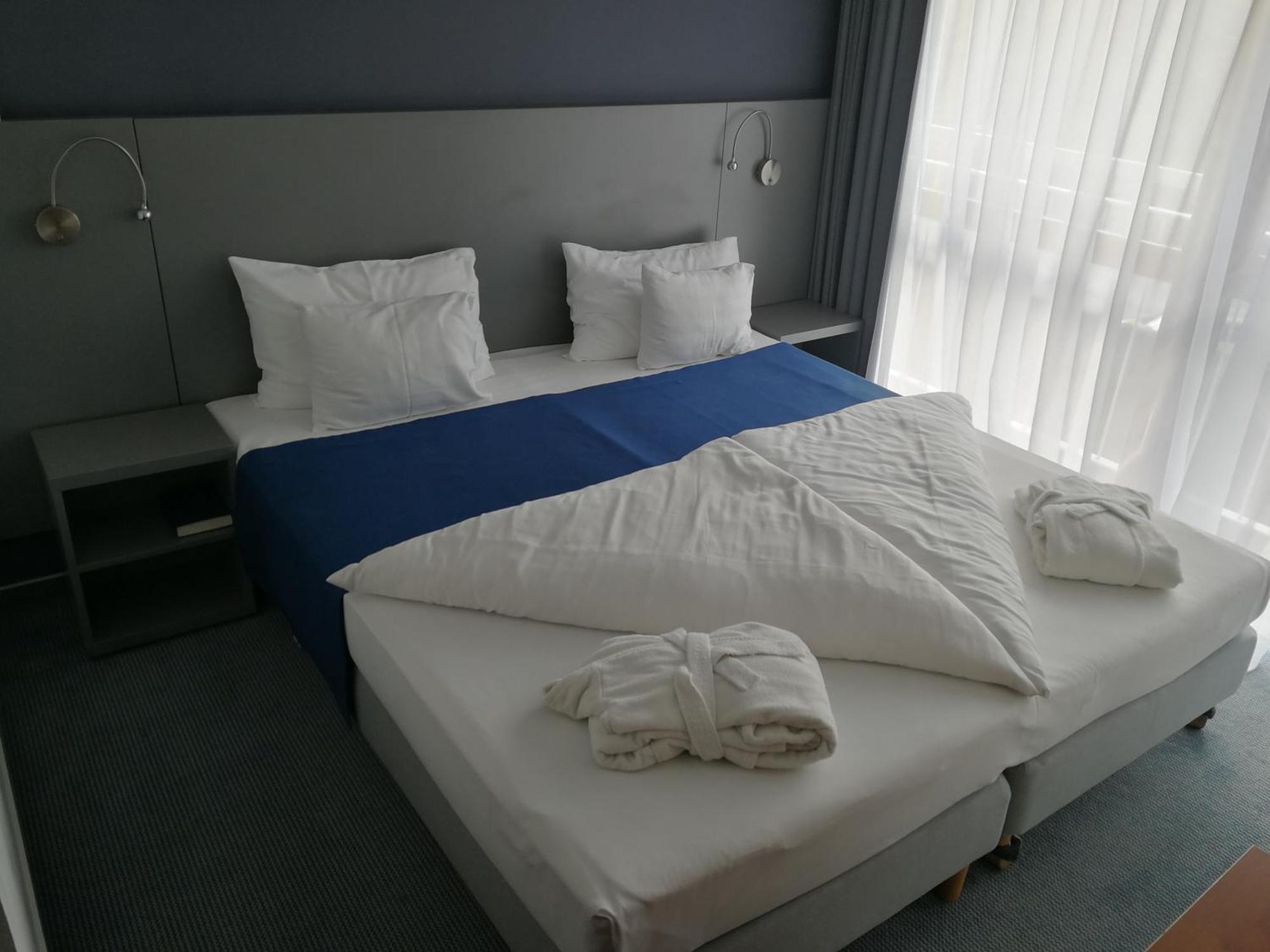 Hotel Yacht Wellness & Business Siófok Extérieur photo