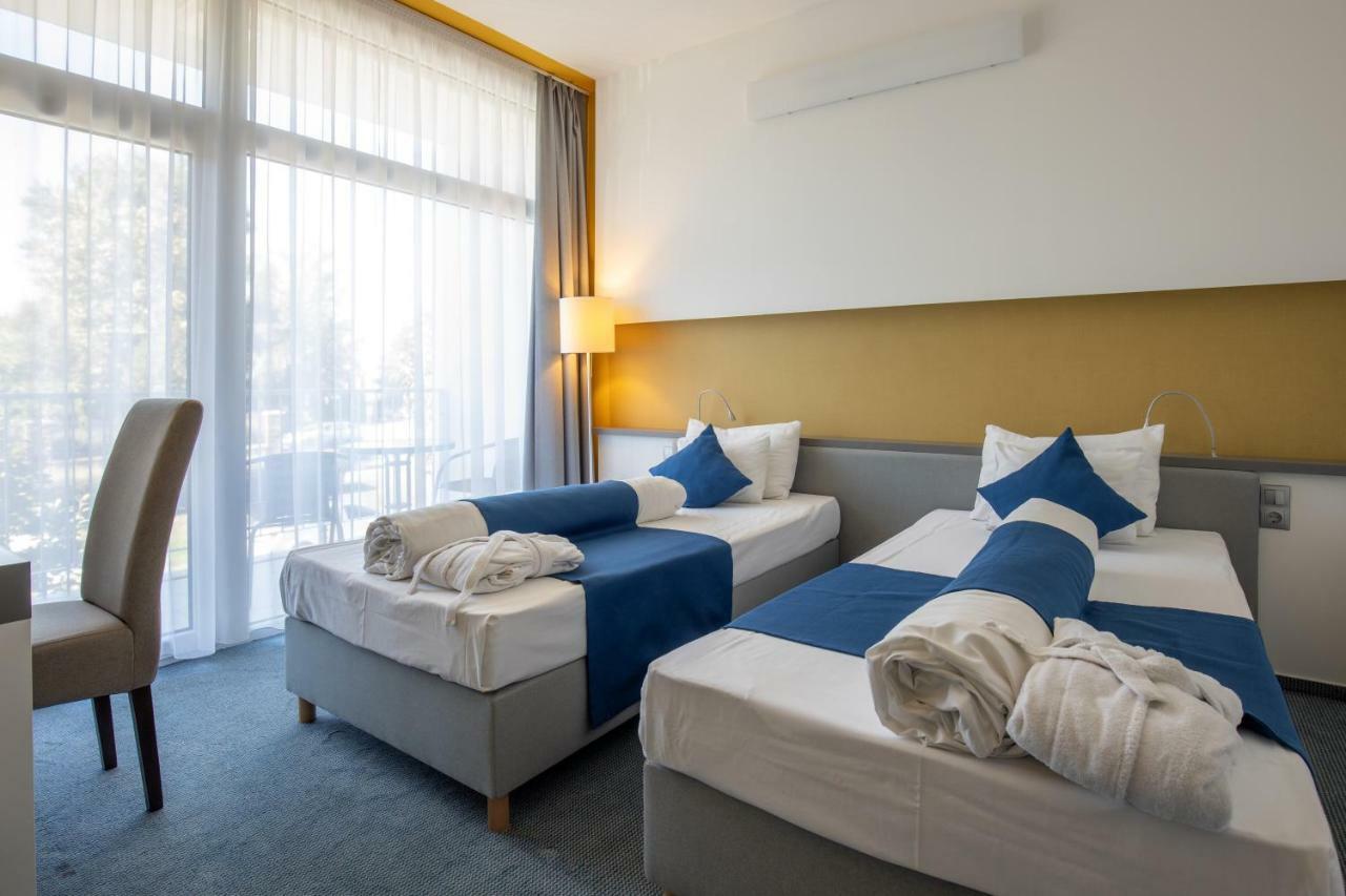 Hotel Yacht Wellness & Business Siófok Extérieur photo