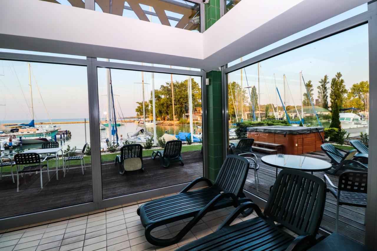 Hotel Yacht Wellness & Business Siófok Extérieur photo