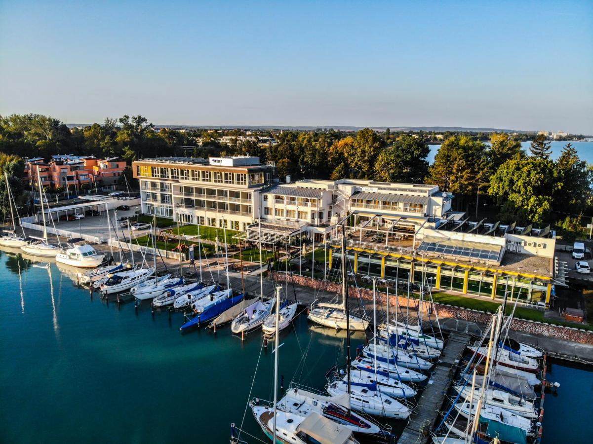 Hotel Yacht Wellness & Business Siófok Extérieur photo